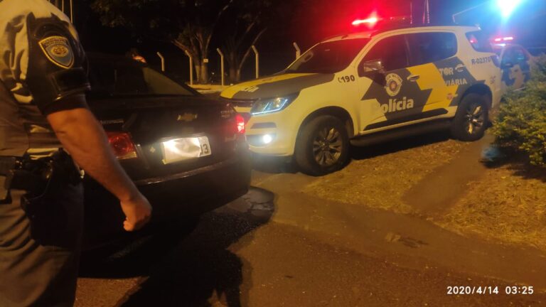Madrugada agitada – POLÍCIA RODOVIÁRIA INTERCEPTA CARRO ROUBADO E PRENDE LADRÕES