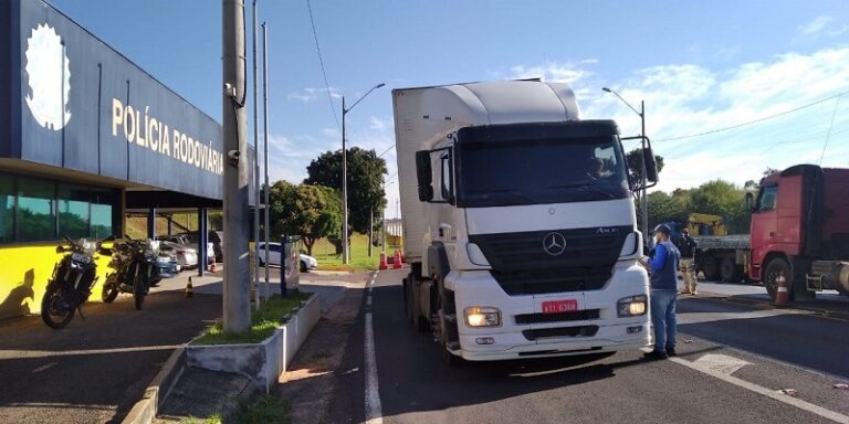 Apoio – CAMINHONEIROS SÃO VACINADOS CONTRA GRIPE NA BR 153