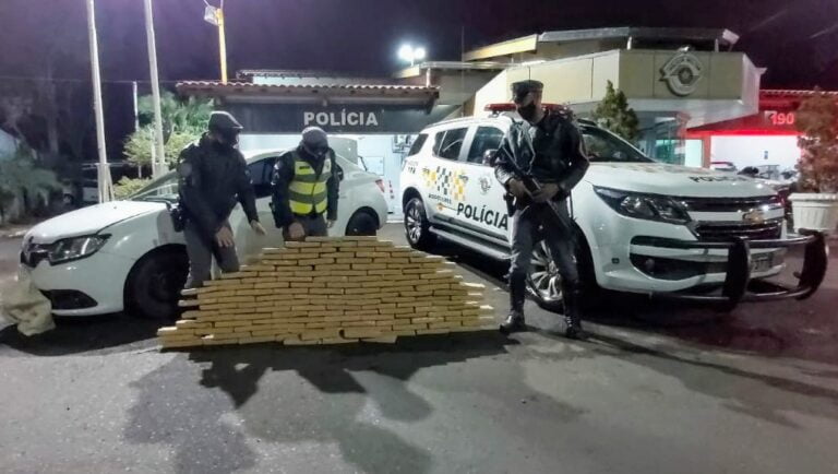 Flagrante – RAPAZ DE 23 ANOS É PEGO COM QUASE 65 KG DE MACONHA NO CARRO