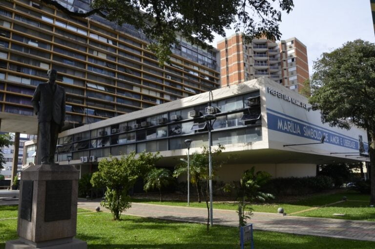“Abre e fecha” -CABELEIREIROS, BARBEARIAS E MANICURES FECHAM NOVAMENTE