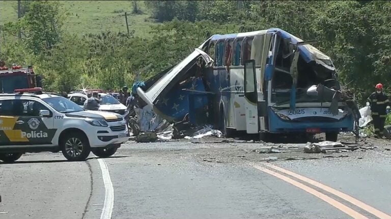 Tragédia – 41 MORREM EM ACIDENTE ENTRE ÔNIBUS E CARRETA; ALGUNS CORPOS ESTÃO IRRECONHECÍVEIS