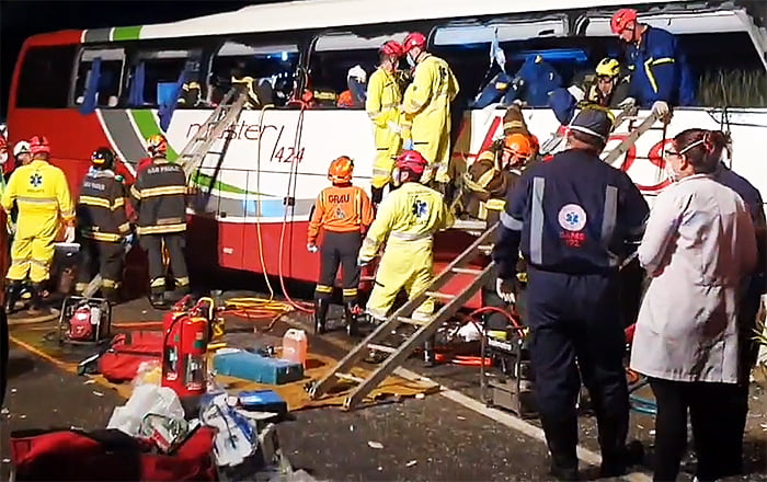 Grave – ÔNIBUS DE TURISMO E CARRETA BATEM DE FRENTE: 7 MORTOS E 21 FERIDOS