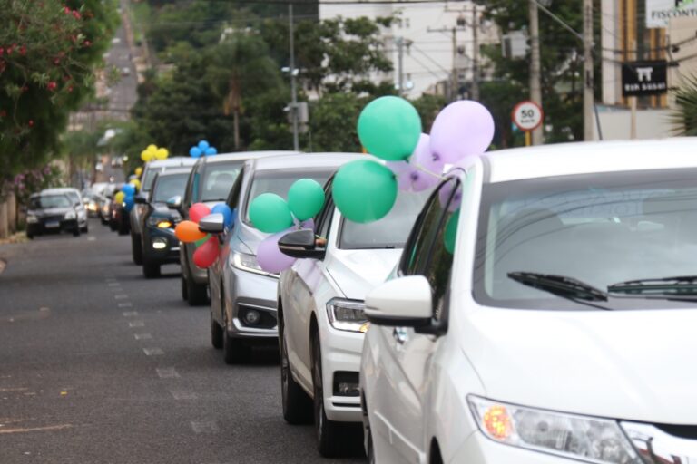 PAIS FAZEM CARREATA PELA VOLTA DAS AULAS PRESENCIAIS; DECRETO SAI NESTA SEMANA