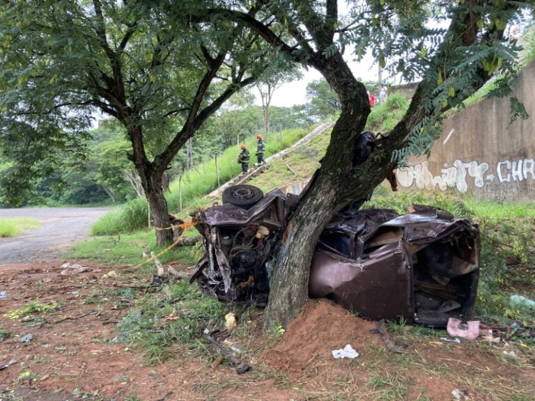 Inacreditável – CARRO CAI DE VIADUTO, FICA DESTRUÍDO E OCUPANTES SE SALVAM