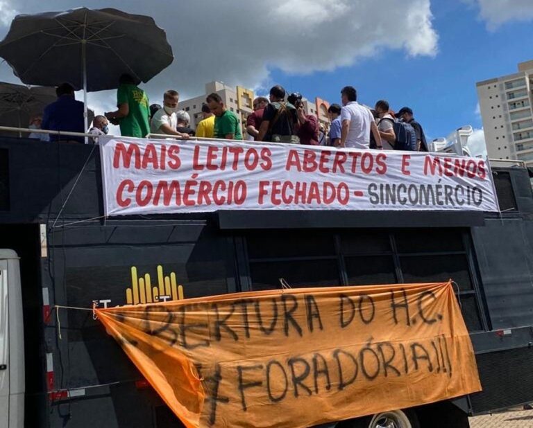 PROTESTO PEDE MAIS LEITOS DE HOSPITAL E REABERTURA DO COMÉRCIO