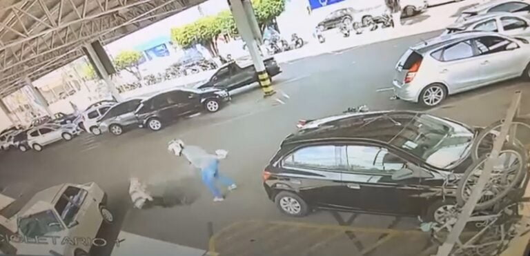 HOMEM DE 71 ANOS TOMA TIRO DE RASPÃO, LUTA E CONSEGUE IMPEDIR ROUBO DE MALOTE
