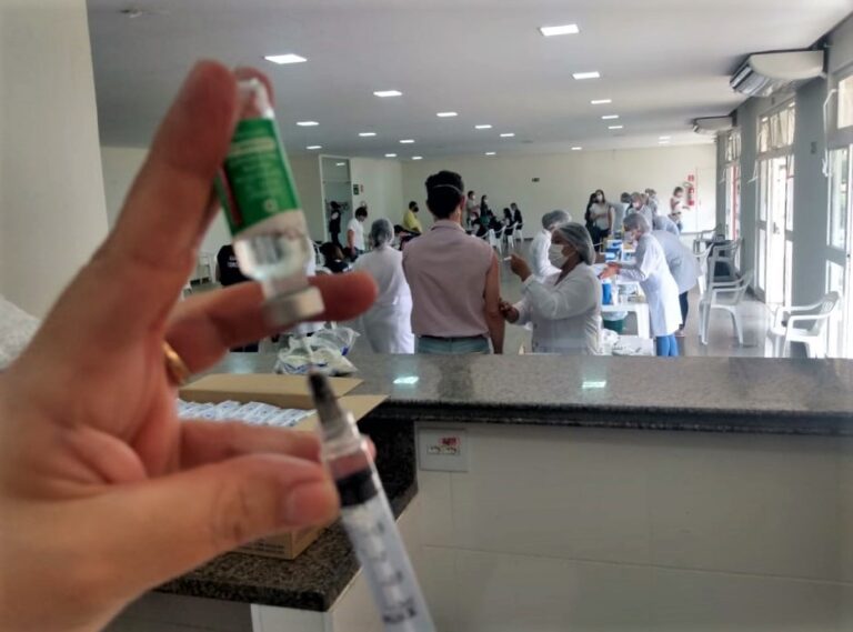 Vacina da Covid é encontrada em todas unidades de saúde da cidade; doença já matou 4 neste ano