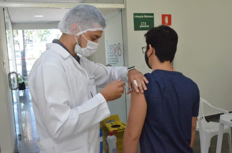 PROFISSIONAIS DA SAÚDE VÃO TOMAR 2ª DOSE DA VACINA, AMANHÃ
