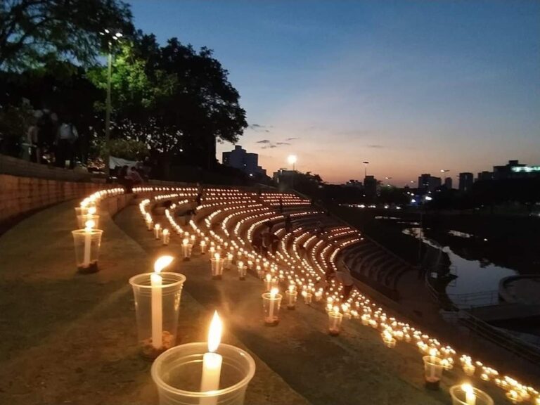 COVID-19: MAIS DE MIL VELAS SÃO ACESAS EM MANIFESTAÇÃO EM BAURU