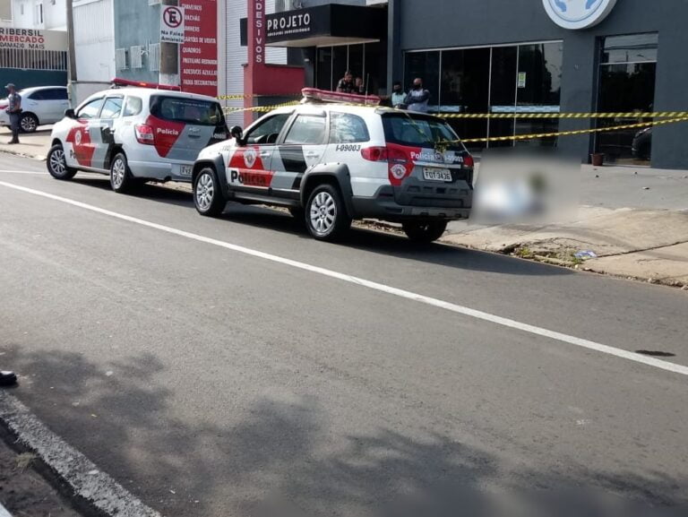 HOMEM ESFAQUEIA DONO DE OFICINA APÓS DISCUSSÃO E MORRE BALEADO POR PM DE FOLGA