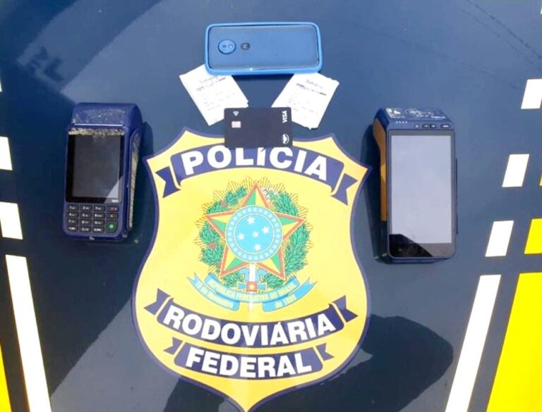 GOLPISTA É PRESO DENTRO DE ÔNIBUS COM MAQUININHAS PARA PRÁTICAS DE ESTELIONATO