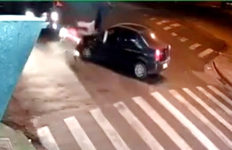 MOTOCICLISTA É ARREMESSADA APÓS BATER DE FRENTE COM CARRO