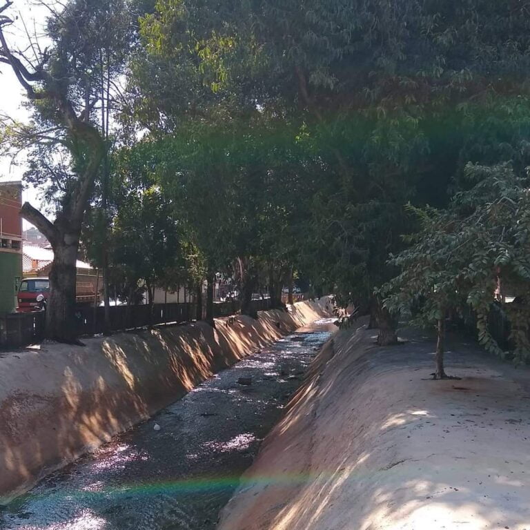 Choque – REMOÇÃO DE TAPUMES REVELA CONCRETAGEM DAS MARGENS DO CÓRREGO DOS PIRES
