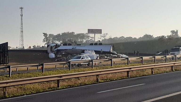 CAMINHÃO TOMBA E INTERDITA PARTE DO TREVO DA ENY EM BAURU