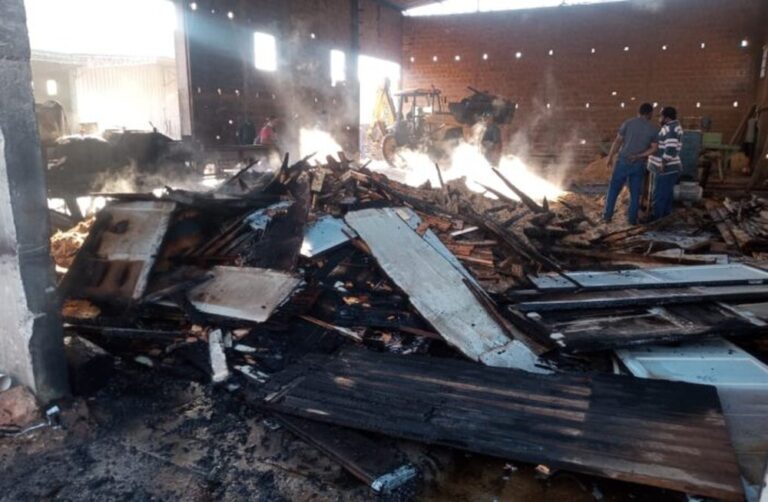 FOGO DESTRÓI BARRACÃO COM PALLETS EM DISTRITO INDUSTRIAL DE POMPEIA