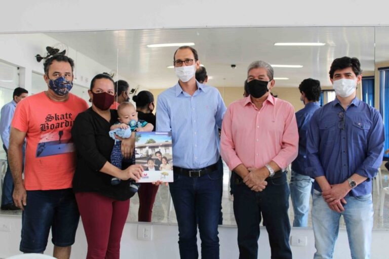 MENIN ENTREGA MAIS 47 CONTRATOS COM FORÇA DE ESCRITURA NO ‘RESIDENCIAL DOS IPÊS’, EM POMPEIA