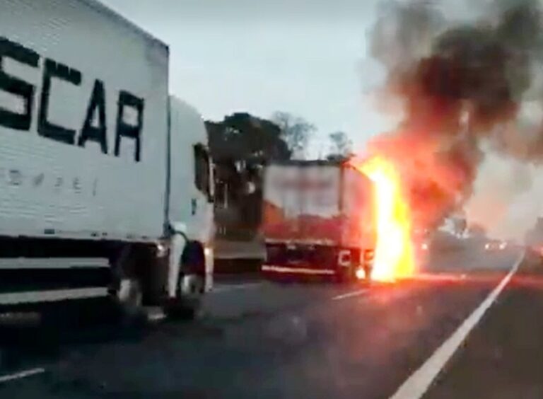 CARRO PRENSADO POR CAMINHÕES PEGA FOGO EM RODOVIA E MOTORISTAS ESCAPAM ILESOS