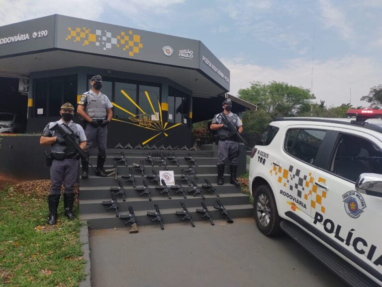 MAIS DE 20 FUZIS E 10 PISTOLAS SÃO ENCONTRADOS PELA POLÍCIA RODOVIÁRIA EM PNEU DE CAMINHÃO