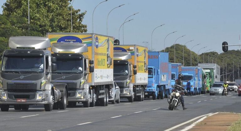 ANTES BASE ELEITORAL DE BOLSONARO, CAMINHONEIROS AMEAÇAM GREVE DIA 1.o