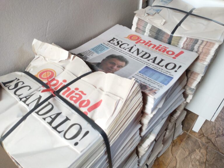 POLÍCIA DEVOLVE JORNAIS COM CRÍTICAS A IVAN E VEREADORES; jornalista diz que houve “arbitrariedade”