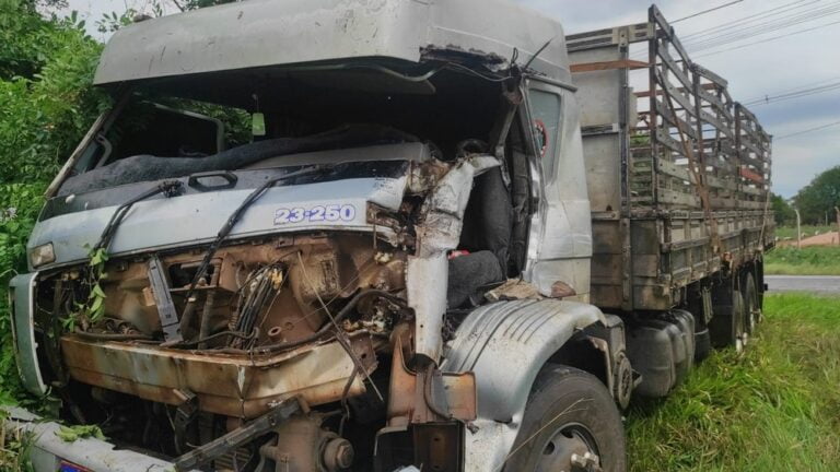 ACIDENTE ENTRE CAMINHÕES DEIXA HOMEM FERIDO EM QUATÁ