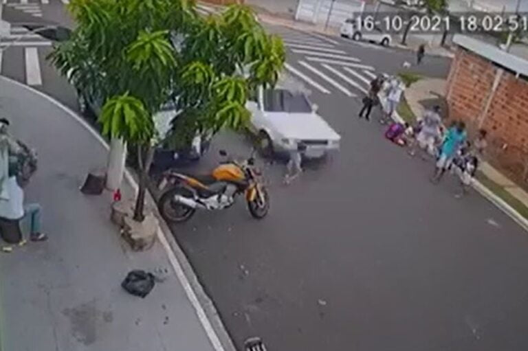 APÓS SER ATROPELADO, CRIANÇA DE 2 ANOS SOFRE ‘RALADO’ NO ROSTO; VÍDEO