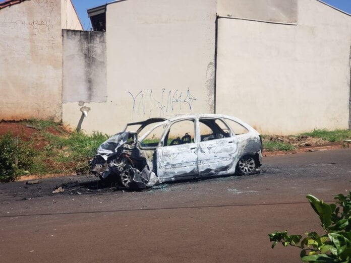 carro em chamas Jau