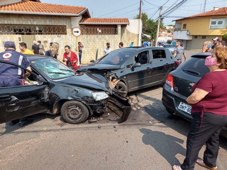 MOTORISTA FOGE DA POLÍCIA, BATE EM DOIS CARROS E ACABA ATROPELANDO IDOSOS EM BAURU