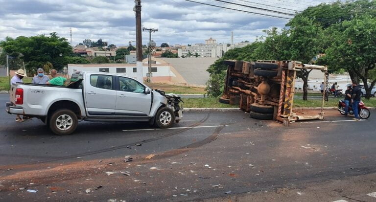 CAMINHÃO TOMBA APÓS SER ATINGIDO POR CAMINHONETE EM OURINHOS