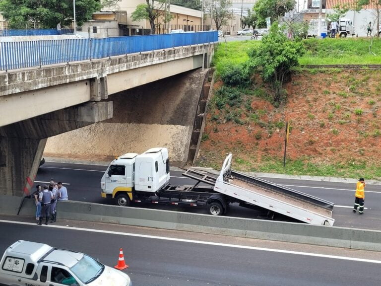 BOBINA DE 11 TONELADAS CAI DE CAMINHÃO E INTERDITA RODOVIA EM MARÍLIA