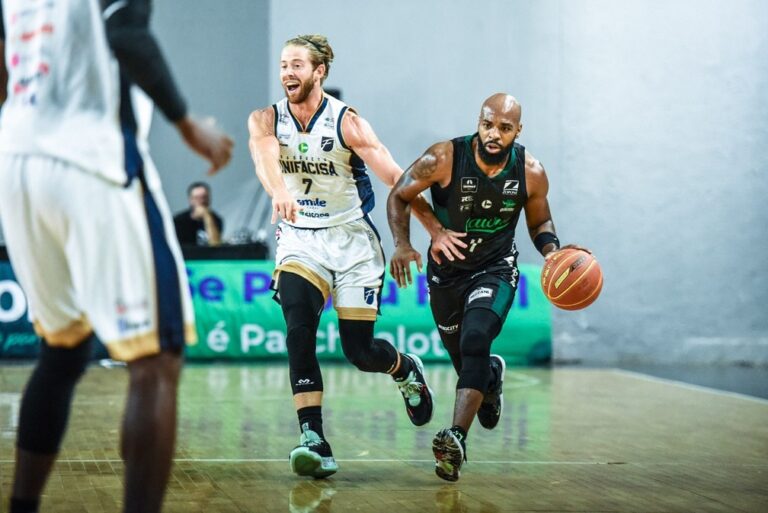 BAURU VENCE A QUINTA SEGUIDA E PERMANECE ENTRE OS LÍDERES DO NBB