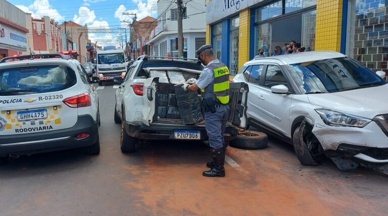 DUPLA FOGE DA POLÍCIA, MAS É PRESA APÓS BATER NO CENTRO DE POMPEIA