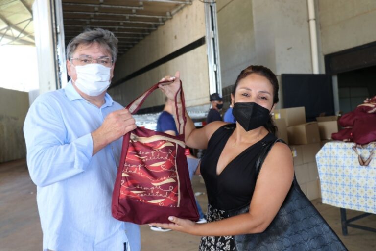 DANIEL ALONSO ACOMPANHA ENTREGA DA CESTA NATALINA; veja o vídeo