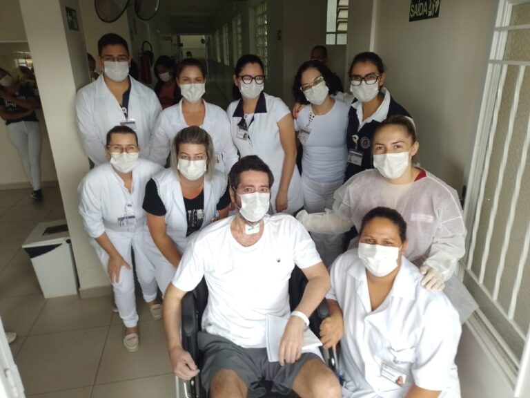 COVID 19 – PACIENTE DEIXA HOSPITAL APÓS 6 MESES INTERNADO