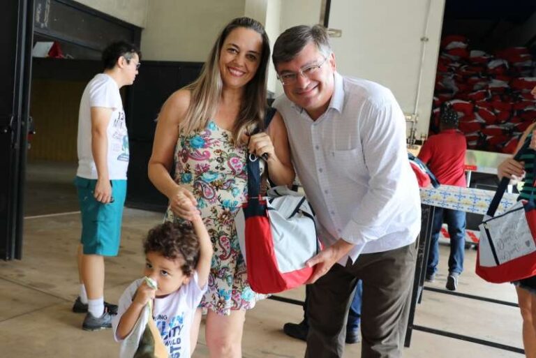 SERVIDORES MUNICIPAIS COMEÇAM A RECEBER A CESTA DE NATAL
