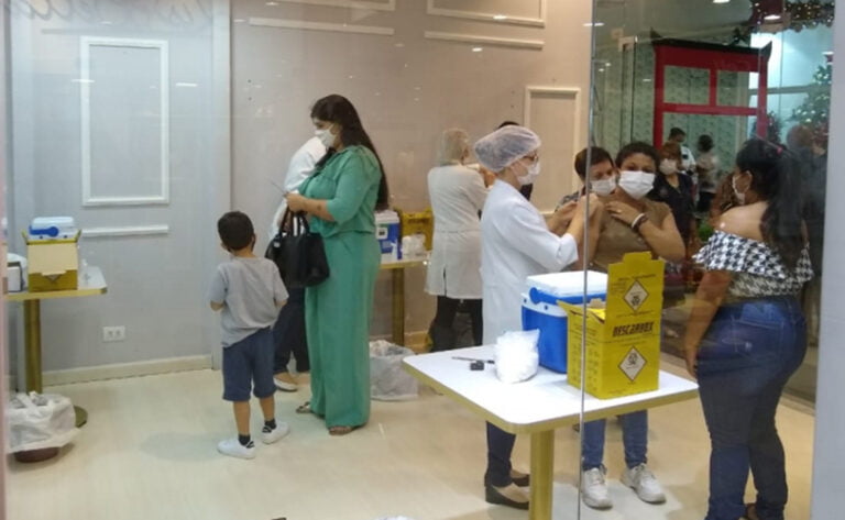 AÇÃO NOS SHOPPINGS APLICA 1147 DOSES DE VACINA