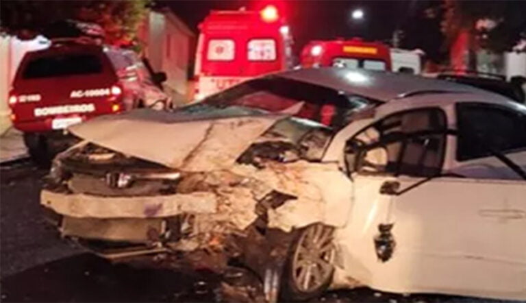 ACIDENTE DEIXA IDOSOS FERIDOS; carro colidiu em uma árvore