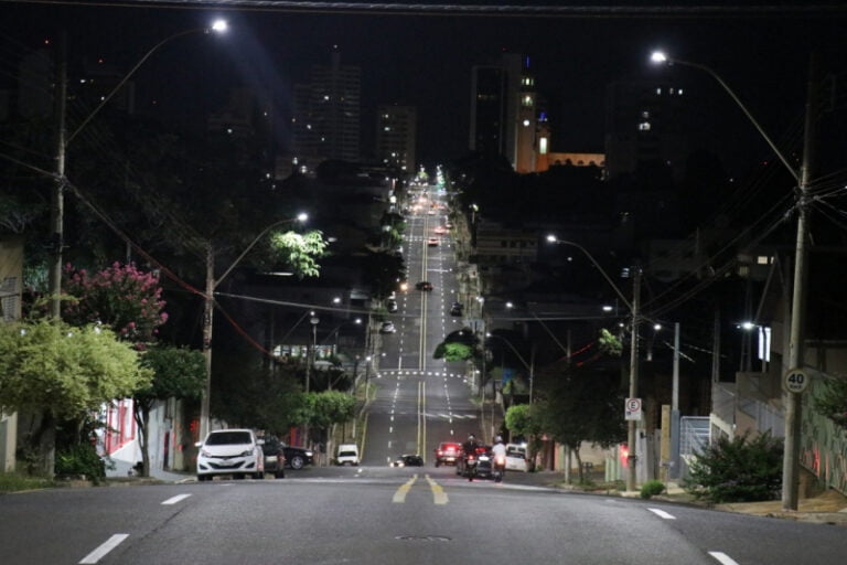 AVENIDA SANTO ANTÔNIO E RUAS NOVE DE JULHO E MARIÁPOLIS GANHAM ILUMINAÇÃO LED