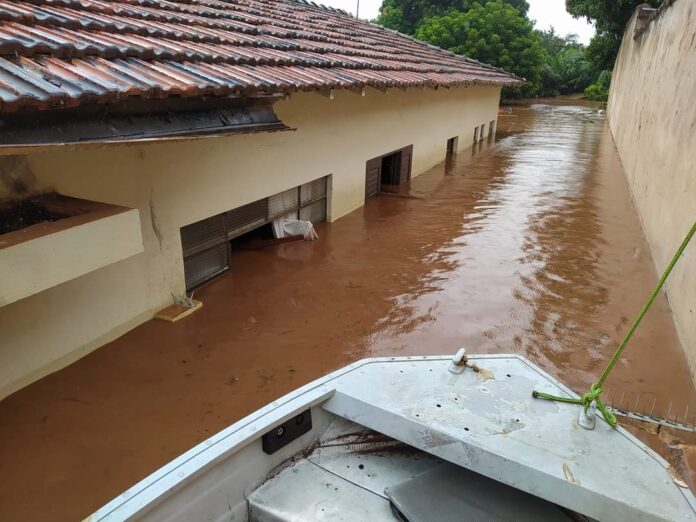 inundação-jau-barco
