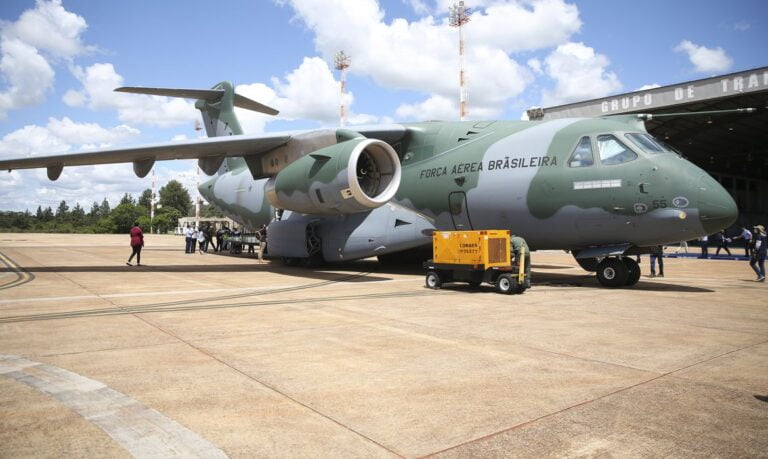 REPATRIADOS VINDOS DA UCRÂNIA JÁ ESTÃO NO BRASIL; avião trouxe também oito cachorros e dois gatos