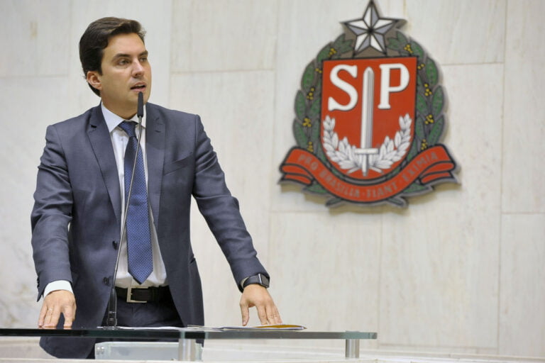 “UNS CHEGAM, OUTROS SEGUEM OUTROS PROJETOS”, diz Vinícius ao anunciar filiação no PSDB