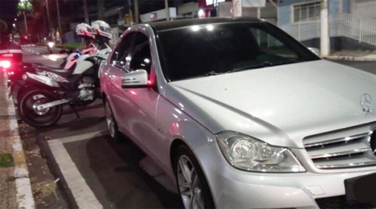 HOMEM É PRESO EM FLAGRANTE NO CENTRO; carro de luxo, cocaína e dinheiro também foram apreendidos