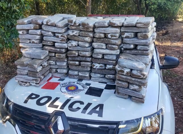 POLÍCIA APREENDE MAIS DE 230 KG DE MACONHA NA REGIÃO; suspeito fugiu
