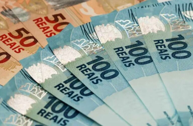 Decreto do novo salário mínimo é assinado; valor será de R$ 1.412
