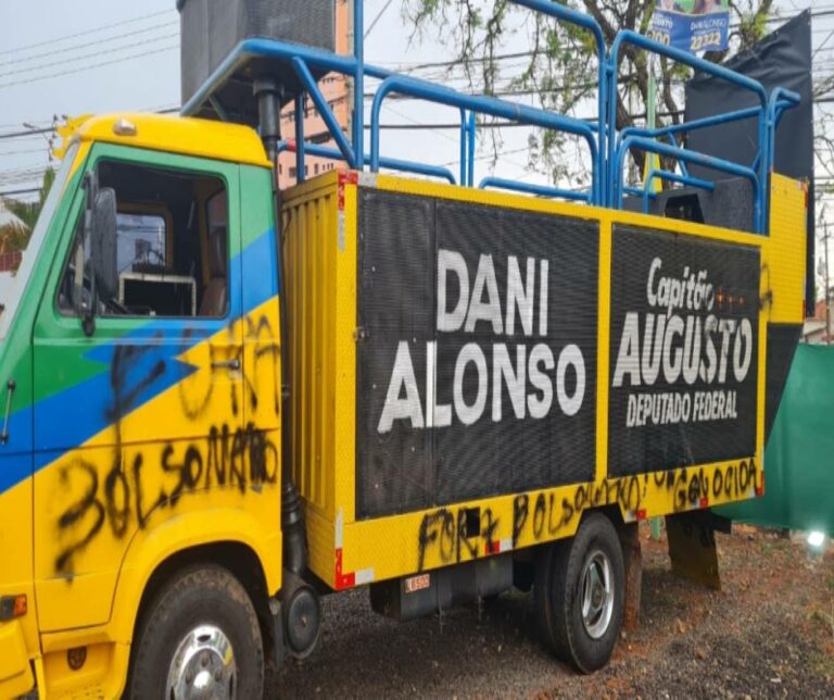 Caminhão de som de Capitão Augusto e Dani Alonso é pichado