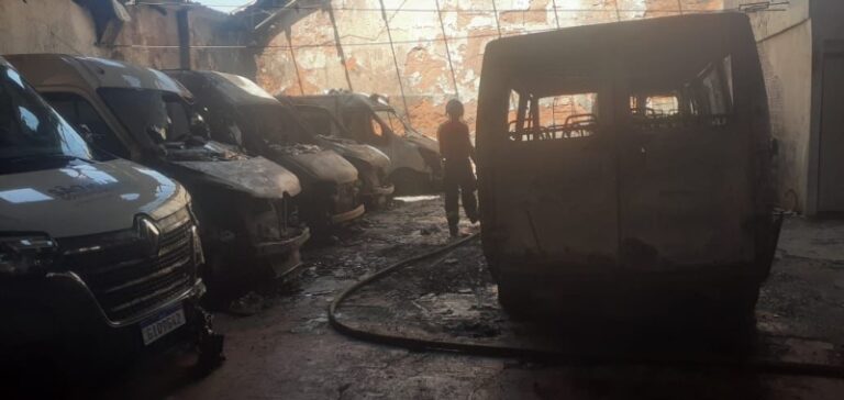 Polícia investiga incêndio na Central de Ambulâncias; Daniel diz que pacientes não serão prejudicados