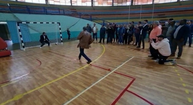 Secretário entrega piso novo de ginásio e defende pênalti batido por prefeito