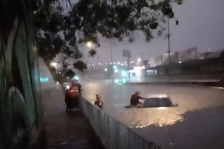 Chuva causa novos alagamentos e casal precisa ser resgatado de carro