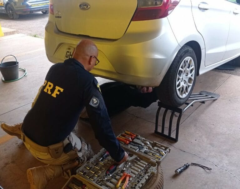 Motorista é preso levando pistolas e carregadores no tanque do carro