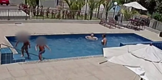 Mulher tenta afogar menino em piscina; mãe vai tirar satisfação e leva soco no olho
